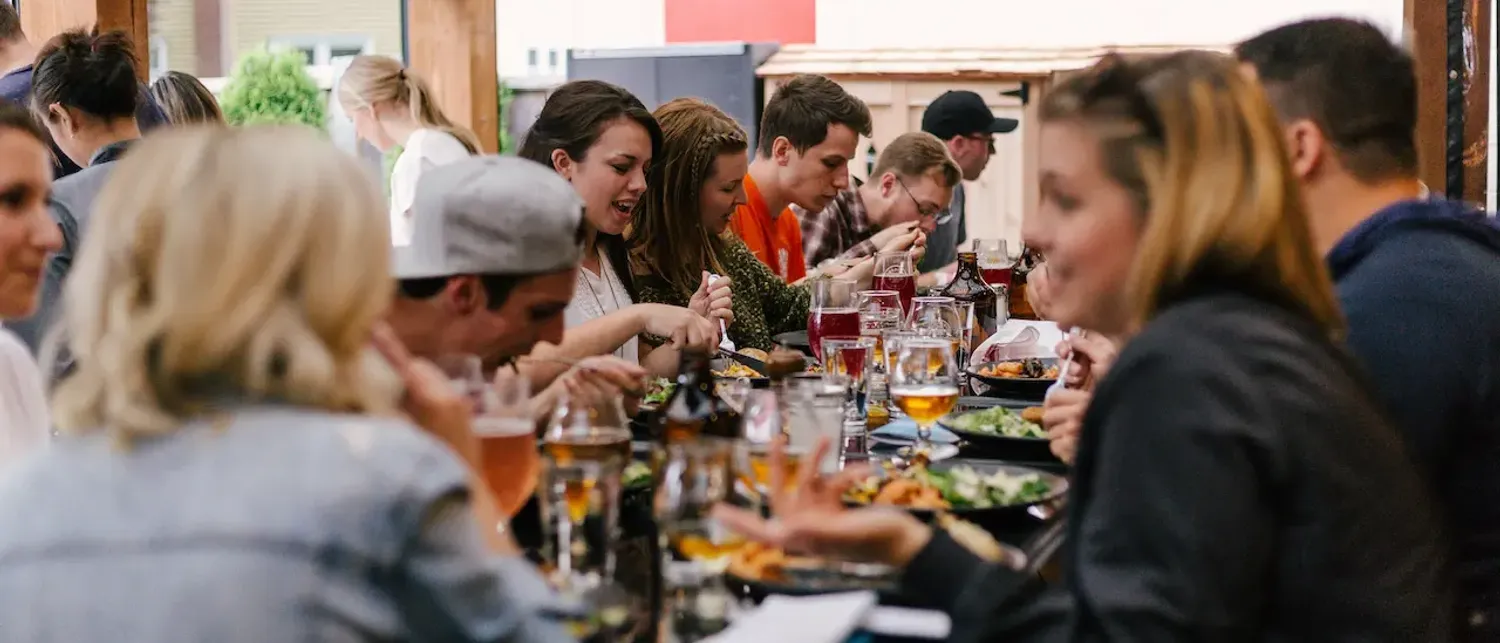 Des clients prennent leur repas dans une salle de restaurant pleine de monde