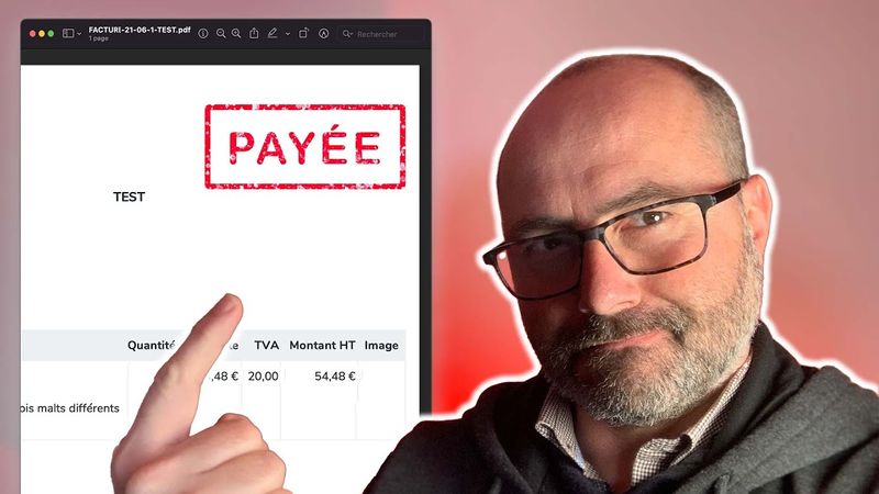 Cédric montre le tampon « payée » sur une facture Henrri.